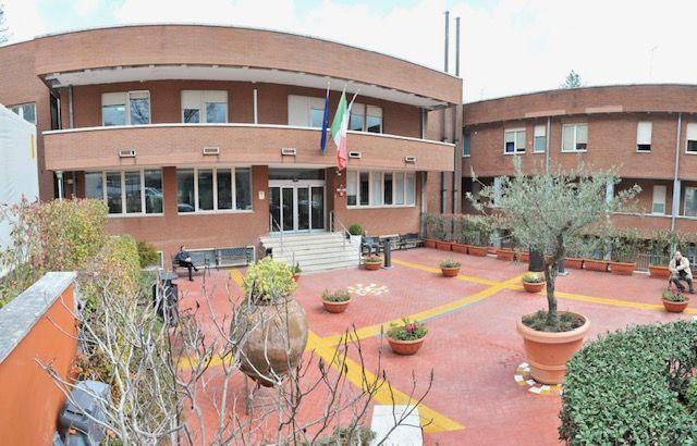 Exterior view of Montevergine Clinic in Italy, showcasing the main entrance and surrounding environment.