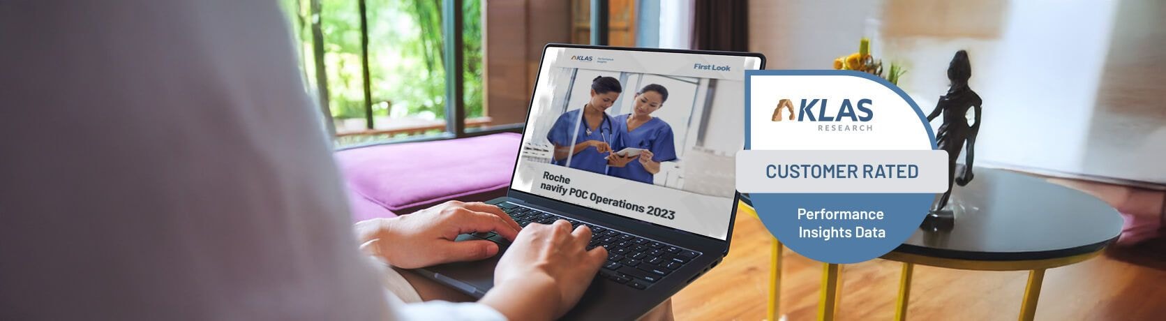Persona che lavora su un laptop che mostra il report navify POC Operations 2023 di KLAS Research, con le informazioni sulle prestazioni in evidenza.