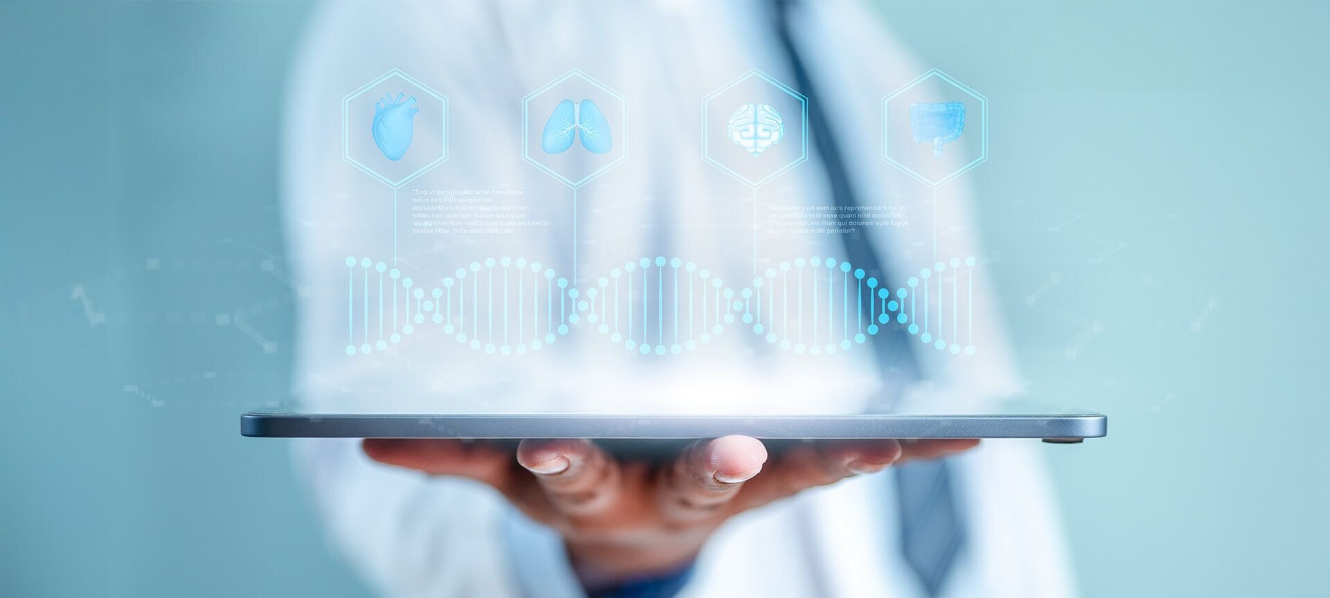 Operatore sanitario con un tablet digitale in mano che mostra dati medici olografici, che simboleggiano l'avanzamento della tecnologia nella diagnostica e nell'assistenza ai pazienti.
