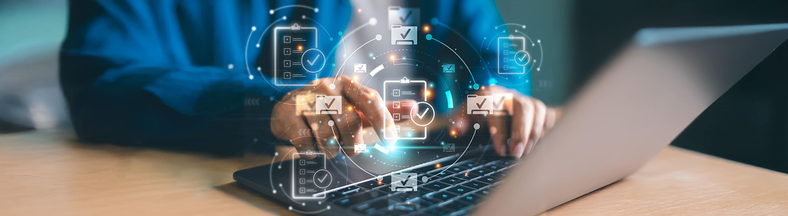 Un primo piano di mani che digitano su una tastiera con icone digitali di segni di spunta e documenti, a indicare la conformità e i processi automatizzati.